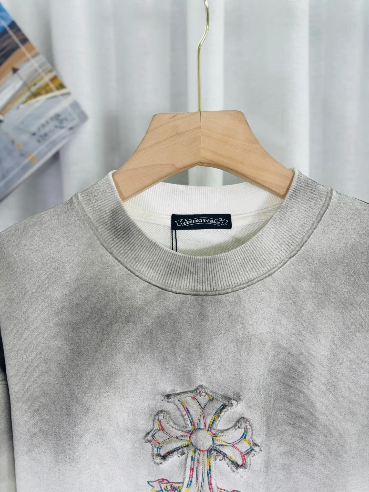 P280 top version, real shot without P, ​​different from market currency) 𝗖𝗵𝗿𝗼𝗺𝗲 𝗛𝗲𝗮𝗿𝘁𝘀/Cro Heart 2025 washed patch embroidery autumn and winter new original single counter American laser burnt 3D three-dimensional color embroidery couple casual sweatshirt 👑The highest version! Customized fabric 430g tripe terry fabric! American acid-washed and distressed original fabric laser burnt ✟appliqué embroidery and exquisite embroidery of letters! The best-selling model in the counter, very comfortable to wear. Accessories: original molded and authenticated collar label➕100% silk wash label. Genuine purchase-grade original hangtag➕matching hanging rope➕3D hanging beads➕original packaging bag. Craftsmanship: The original version has consistent wiring! The highest version of the armhole matching technique! Color: White Black Size: S M L XL Style No.: 9328